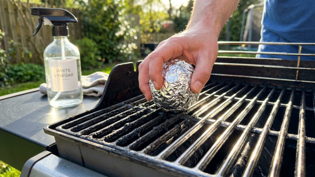 Eine Kugel aus Alufolie schrubbt verbranntes Fett von einem Grillrost blitzblank.